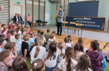 Przedszkolaki sluchaja gry na saksofonie.