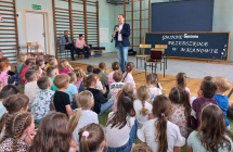 Dzieci sluchaja gry na klarnecie.