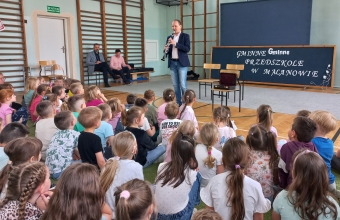 Dzieci sluchaja gry na klarnecie.
