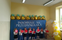 Dzieci podczas tanca Tupu, tup dla rodzicow jestem skarb - grupa X