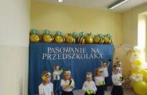 Dzieci podczas tanca do piosenki bajkowej Minionki - grupa X