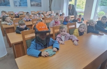 Chlopiec w kasku ochronnym lesnika.
