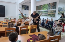 Pan lesnik prezentuje dzieciom poroze losia.