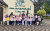 Wiewioreczki i Zabki pozuja do wspolnego zdjecia z organizatorami wycieczki do Nadlesnictwa w Turku