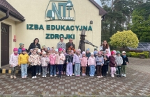 Wiewioreczki i Zabki pozuja do wspolnego zdjecia z organizatorami wycieczki do Nadlesnictwa w Turku