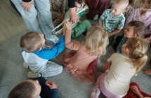 gr. kotki dzieci dotykaj¦u tr¦ubk¦Ö
