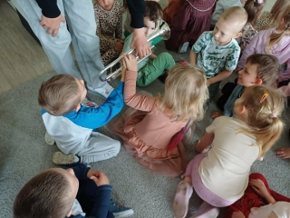 gr. kotki dzieci dotykaj¦u tr¦ubk¦Ö