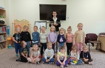 gr.3 Myszki , dzieci stoj¦u do wsp+-lnego zdj¦Öcia z tr¦Öbaczem.