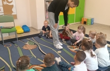 gr. Zaj¦uczki dotyka tr¦ubk¦Ö
