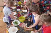 Dzieci ukladaja dodatki na ciasto
