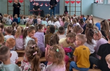 Dzieci i muzycy podczas audycji muzycznej.