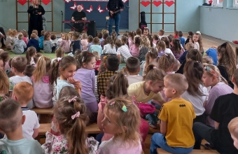 Dzieci i muzycy podczas audycji muzycznej.