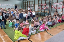 Dzieci tancza przy melodii granej przez muzyka.