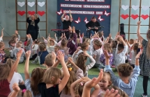 Przedszkolaki klaszcza w rytm granej melodii.