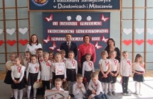Dzieci z grupy VIII otrzymuja dyplom