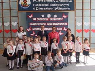 Dzieci z grupy VIII otrzymuja dyplom