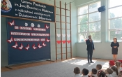 Wojt Gminy Malanow przemawia podczas VI Gminnego Przegladu Tworczosci Patriotycznej Przedszkolakow