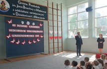 Wojt Gminy Malanow przemawia podczas VI Gminnego Przegladu Tworczosci Patriotycznej Przedszkolakow