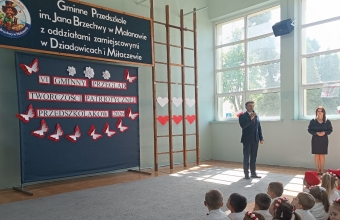 Wojt Gminy Malanow przemawia podczas VI Gminnego Przegladu Tworczosci Patriotycznej Przedszkolakow