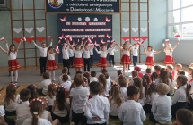 Dzieci z grupy IX spiewaja piosenke