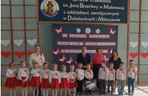 Dzieci z grupy VII otrzymuja dyplom