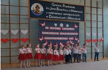 Dzieci z grupy VII spiewaja piosenke
