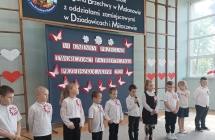 Dzieci z oddzialu przedszkolnego w Dzizadowicach recytuja wiersz