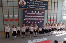 Dzieci z grupy VI tancza z flaga