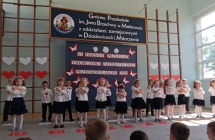Dzieci z grupy VI spiewaja piosenke