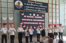 Dzieci z oddzialu przedszkolnego w Dzizadowicach spiewaja piosenke
