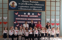 Dzieci z z grupy VI otrzymuja dyplom