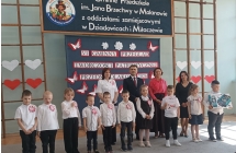 Dzieci z oddzialu przedszkolnego w Dzizadowicach otrzymuja dyplom