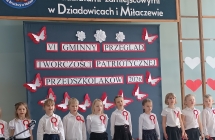 Dzieci z grupy VIII spiewaja piosenke