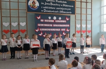 Dzieci z grupy VIII spiewaja piosenke patriotyczna