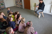 Pani bibliotekarka czyta dzieciom ksiazke.