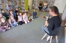 Dzieci z gr. IX sluchaja pani bibliotekarki.