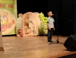 Chlopiec podczas wystepu na festiwalu.