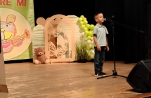 Chlopiec podczas wystepu na festiwalu.