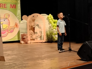 Chlopiec podczas wystepu na festiwalu.