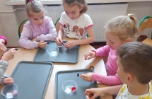 Dzieci wykonuja eksperyment z magnesami