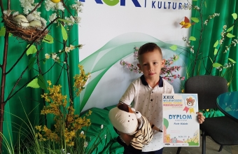Chloiec z dyplomem i nagroda.