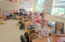 Przedszkolaki siedza w lawkach