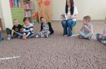 3. Dzieci z zaciekawieniem sluchaja wierszy czytanych przez mame - gr III