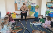 dzieci z grupy I z rodzicem czytajacym bajki