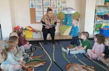 dzieci z grupy I z rodzicem czytajacym bajki