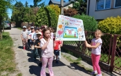 Przedszkolaki z gr. IX podczas pochodu z plakatem.