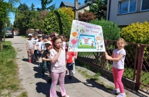 Przedszkolaki z gr. IX podczas pochodu z plakatem.