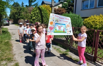 Przedszkolaki z gr. IX podczas pochodu z plakatem.