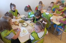 Przedszkolaki z gr. VIII  wykonuja salatke owocowa