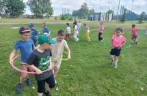 Przedszkolaki z gr. VIII podczas zabaw ruchowych na powietrzu